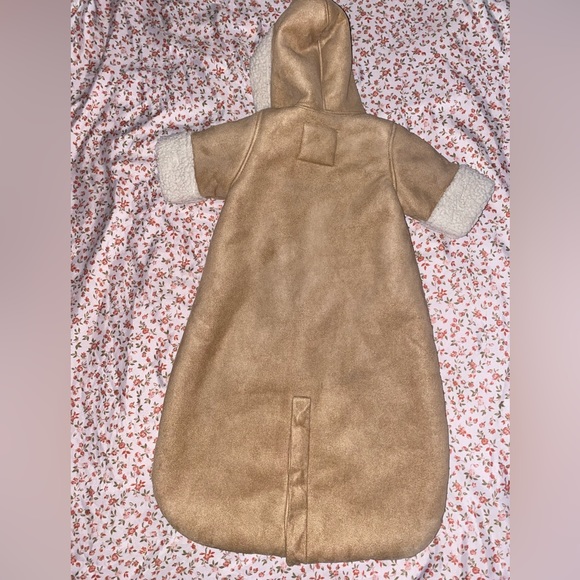 Super cute fluffy GAPbunting,shearling inside and has closures to easily slip-on - Picture 2 of 6